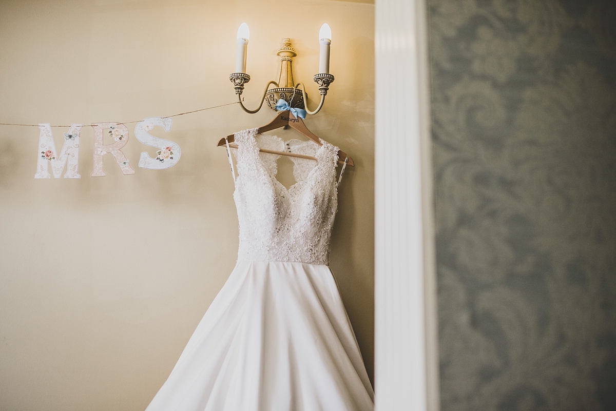 tips for getting dressed on your wedding day